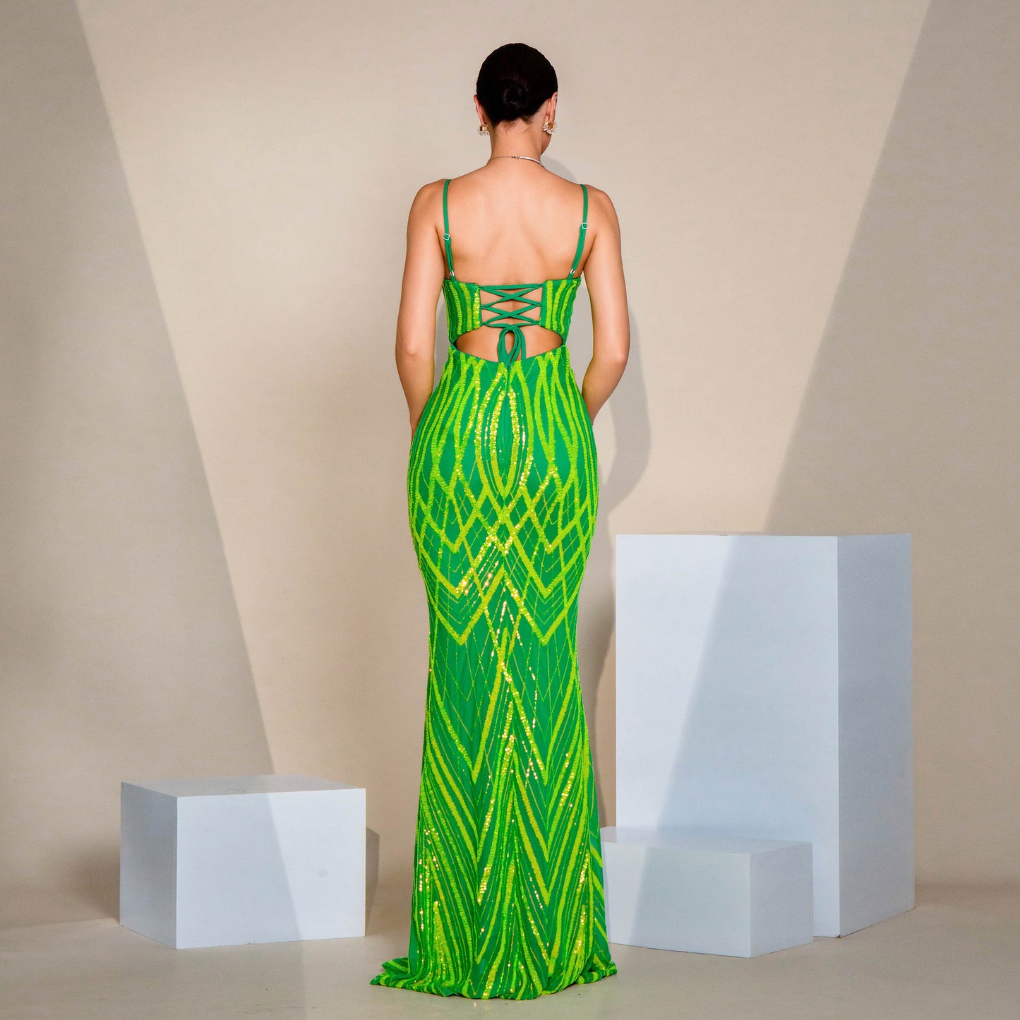 Abendkleid mit V-Ausschnitt, Trägern und Pailletten