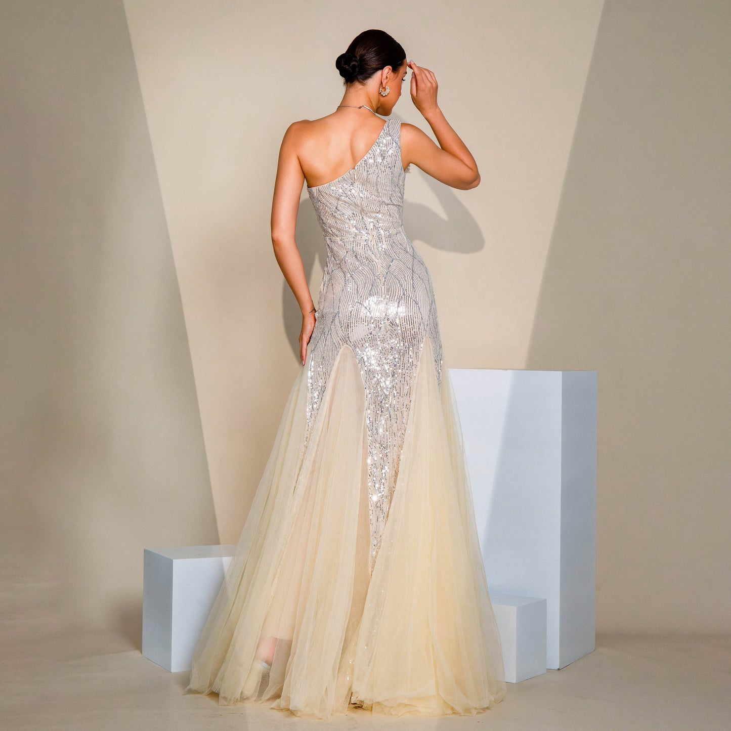 Abendkleid im Slim-Fit mit One-Shoulder-Träger, diagonalem Kragen, Pailletten und Schlitz