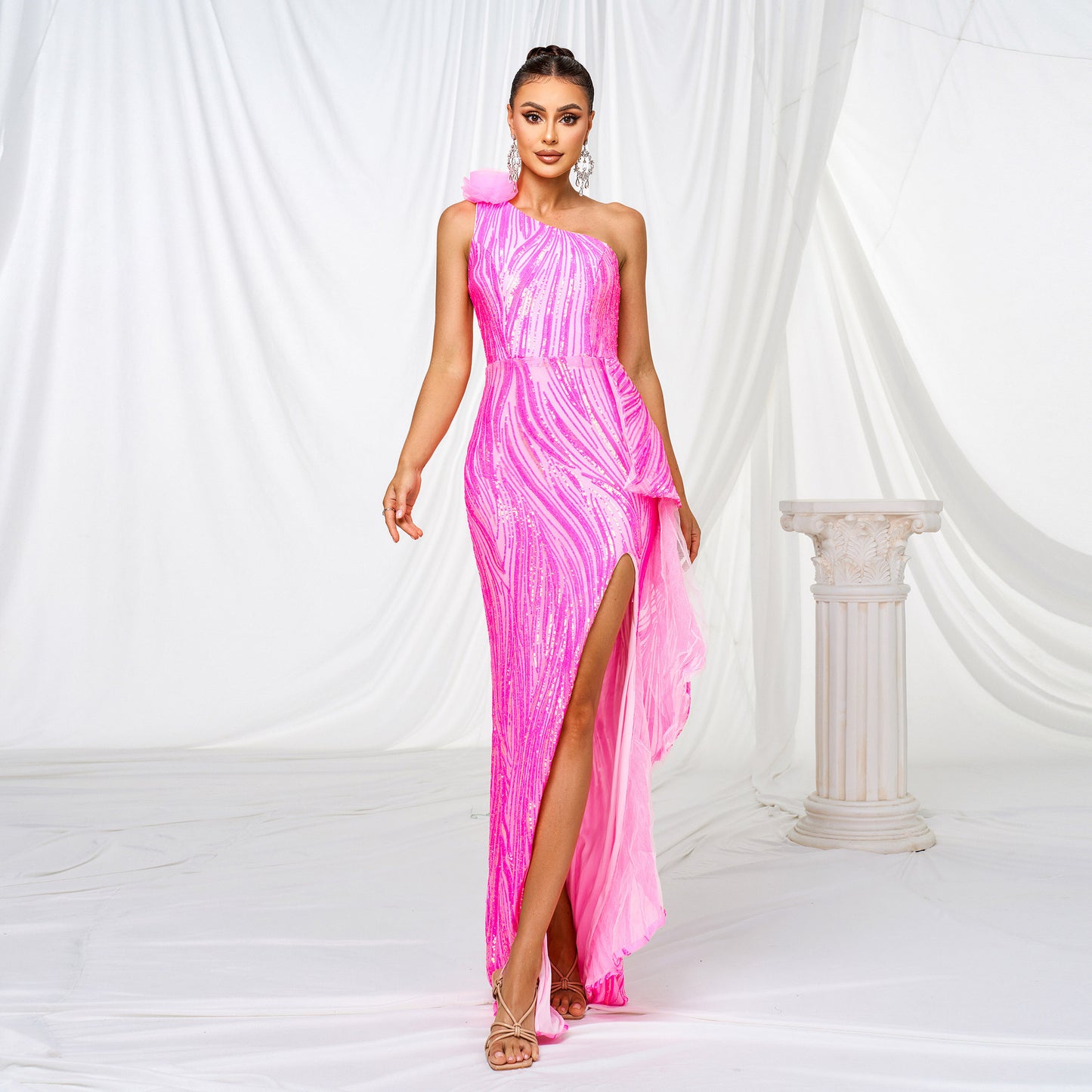 Abendkleid mit One-Shoulder-Träger, diagonalem Kragen, Pailletten und Schlitz