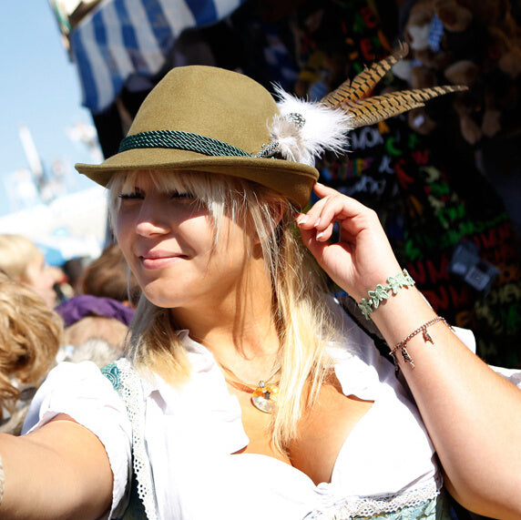 Oktoberfest Wollzylinder mit Feder und Band – Alpengold