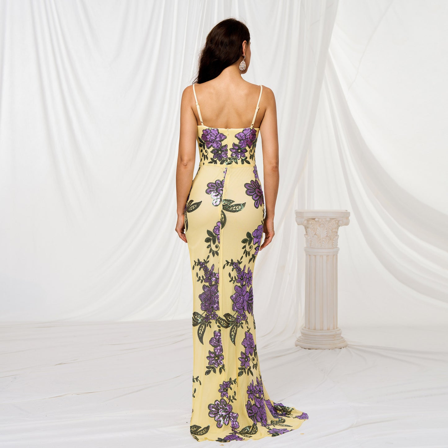 Abendkleid im Slim-Fit mit V-Ausschnitt, Pailletten und Schlitz