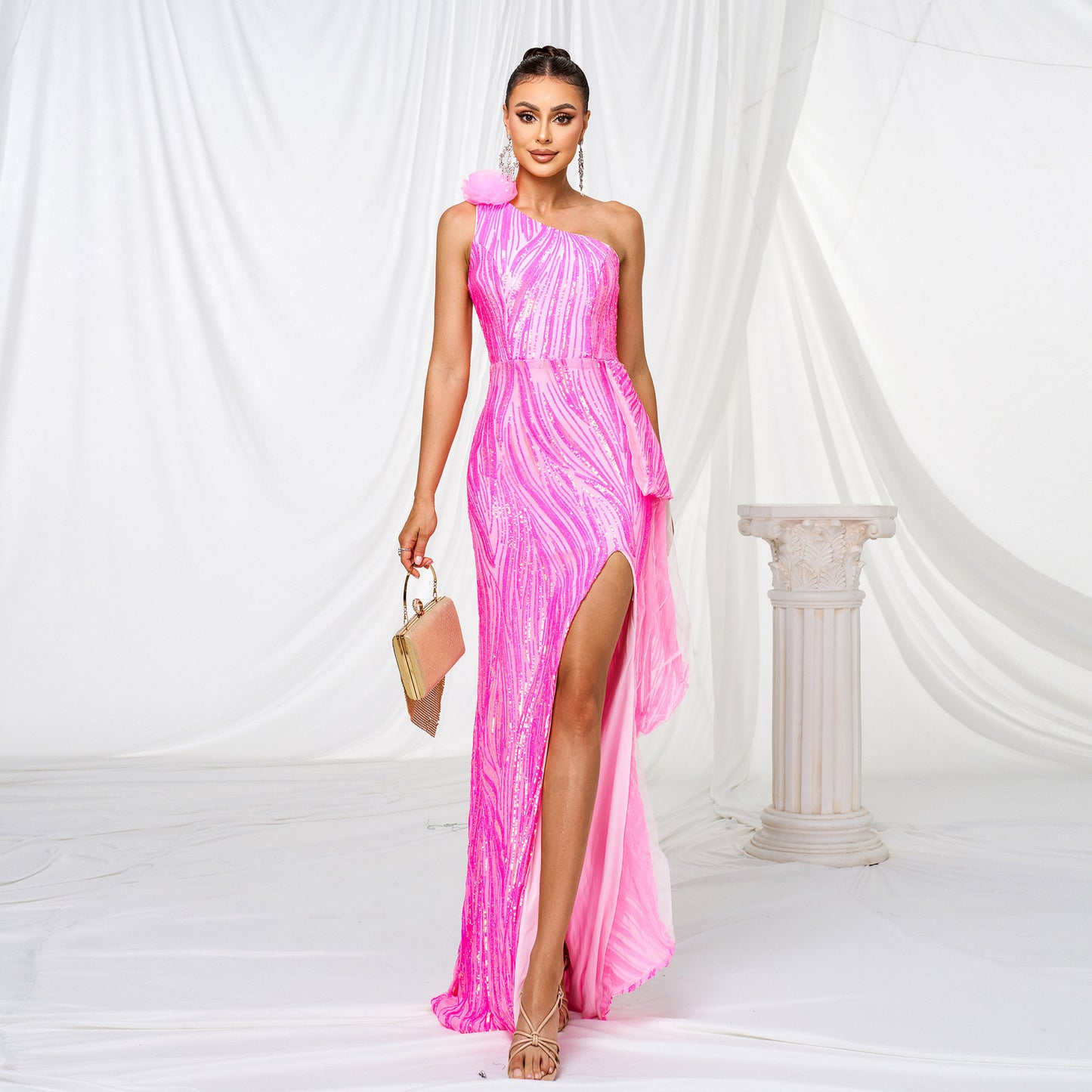 Abendkleid mit One-Shoulder-Träger, diagonalem Kragen, Pailletten und Schlitz