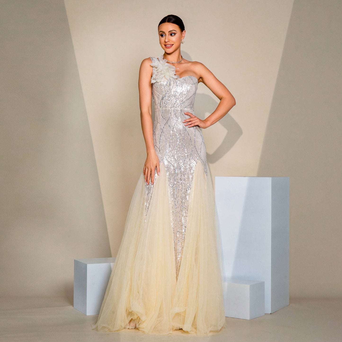 Abendkleid im Slim-Fit mit One-Shoulder-Träger, diagonalem Kragen, Pailletten und Schlitz