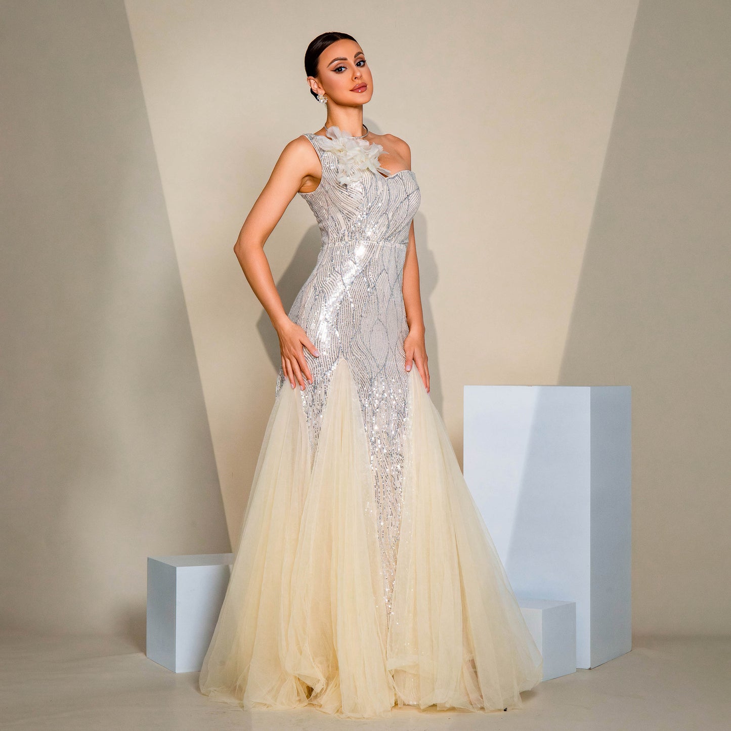 Abendkleid im Slim-Fit mit One-Shoulder-Träger, diagonalem Kragen, Pailletten und Schlitz