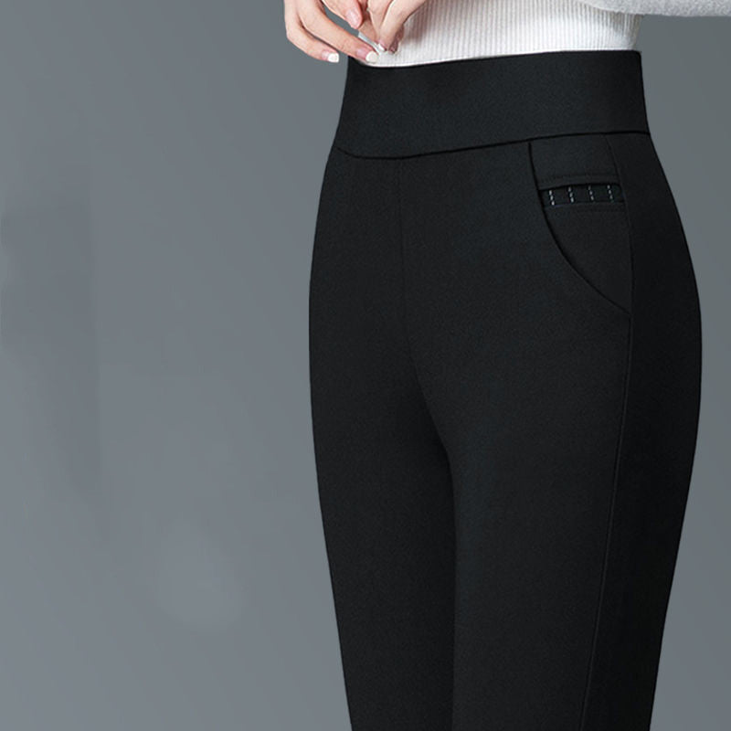 Frauen tragen lange Stretchhosen mit elastischer Taille