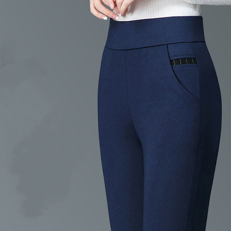Frauen tragen lange Stretchhosen mit elastischer Taille