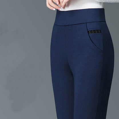 Frauen tragen lange Stretchhosen mit elastischer Taille