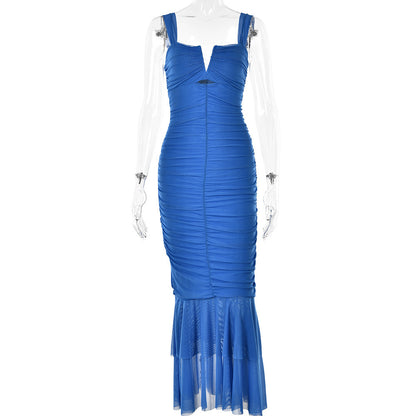 Modisches, rückenfreies, enges Kleid mit Hosenträgern