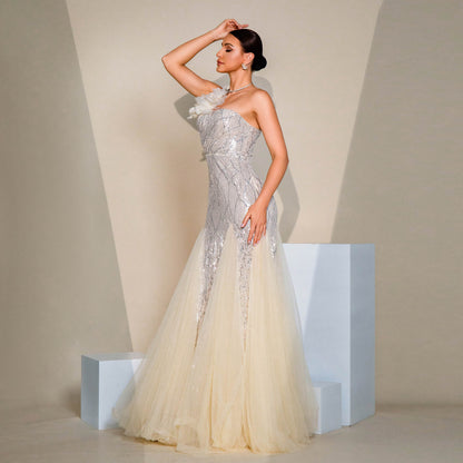 Abendkleid im Slim-Fit mit One-Shoulder-Träger, diagonalem Kragen, Pailletten und Schlitz