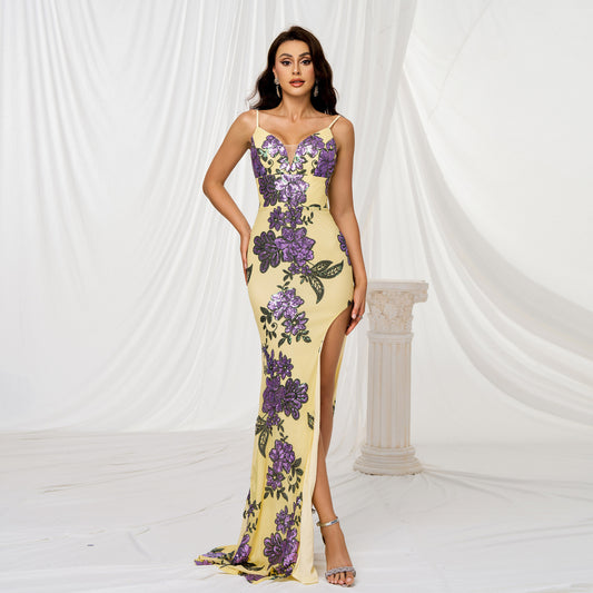Abendkleid im Slim-Fit mit V-Ausschnitt, Pailletten und Schlitz