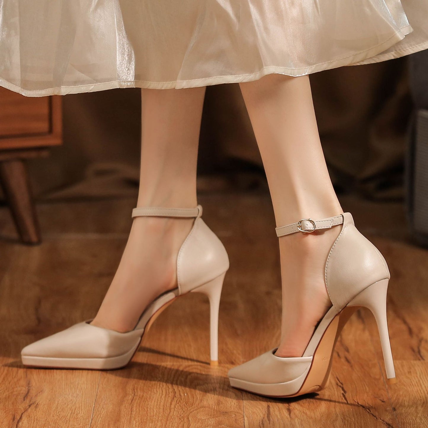 Stilettos aus Leder mit Knöchelriemen