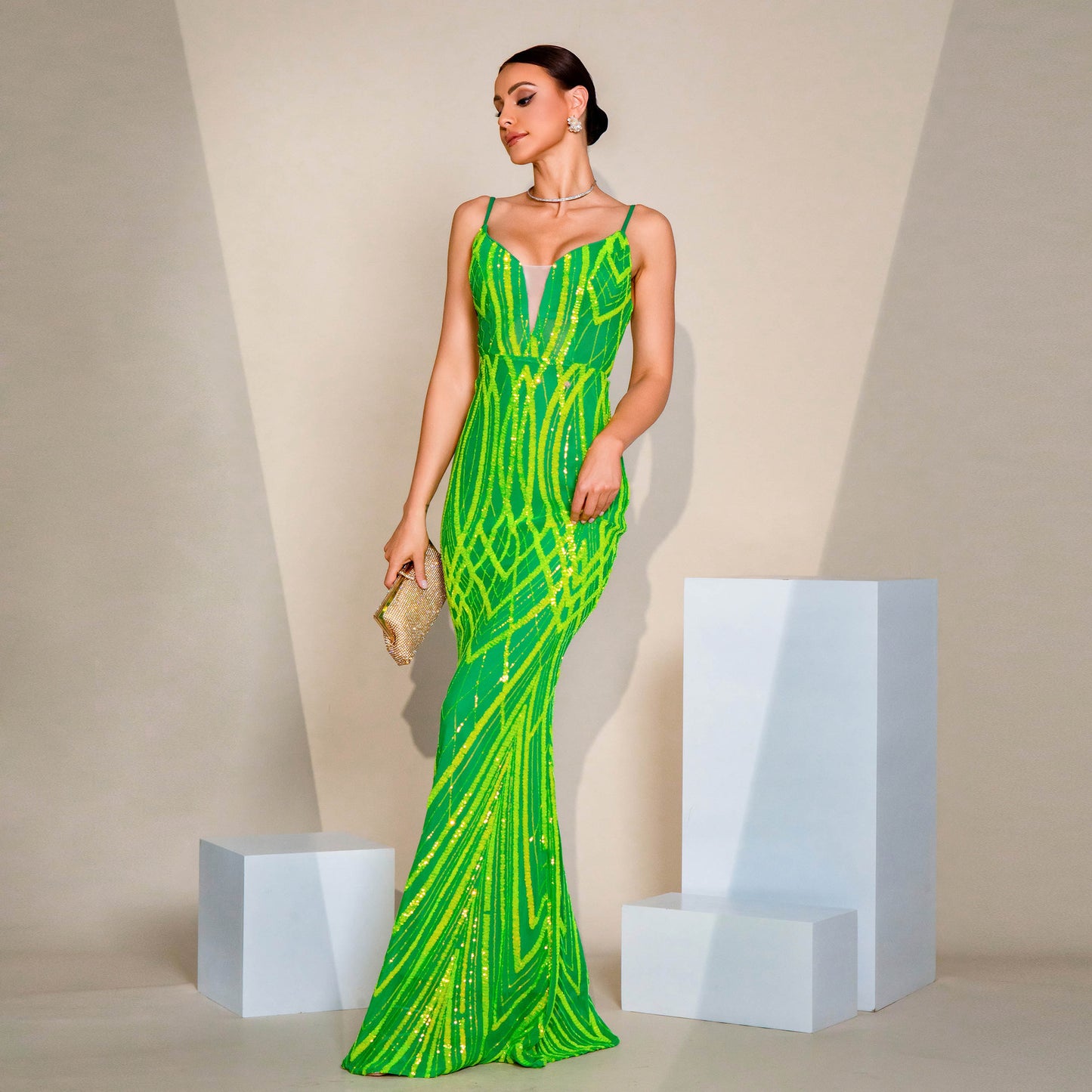Abendkleid mit V-Ausschnitt, Trägern und Pailletten
