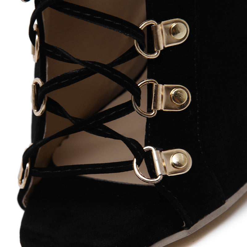 Italienische Sandalenstiefel mit Riemchen und Nieten im Frühherbststil