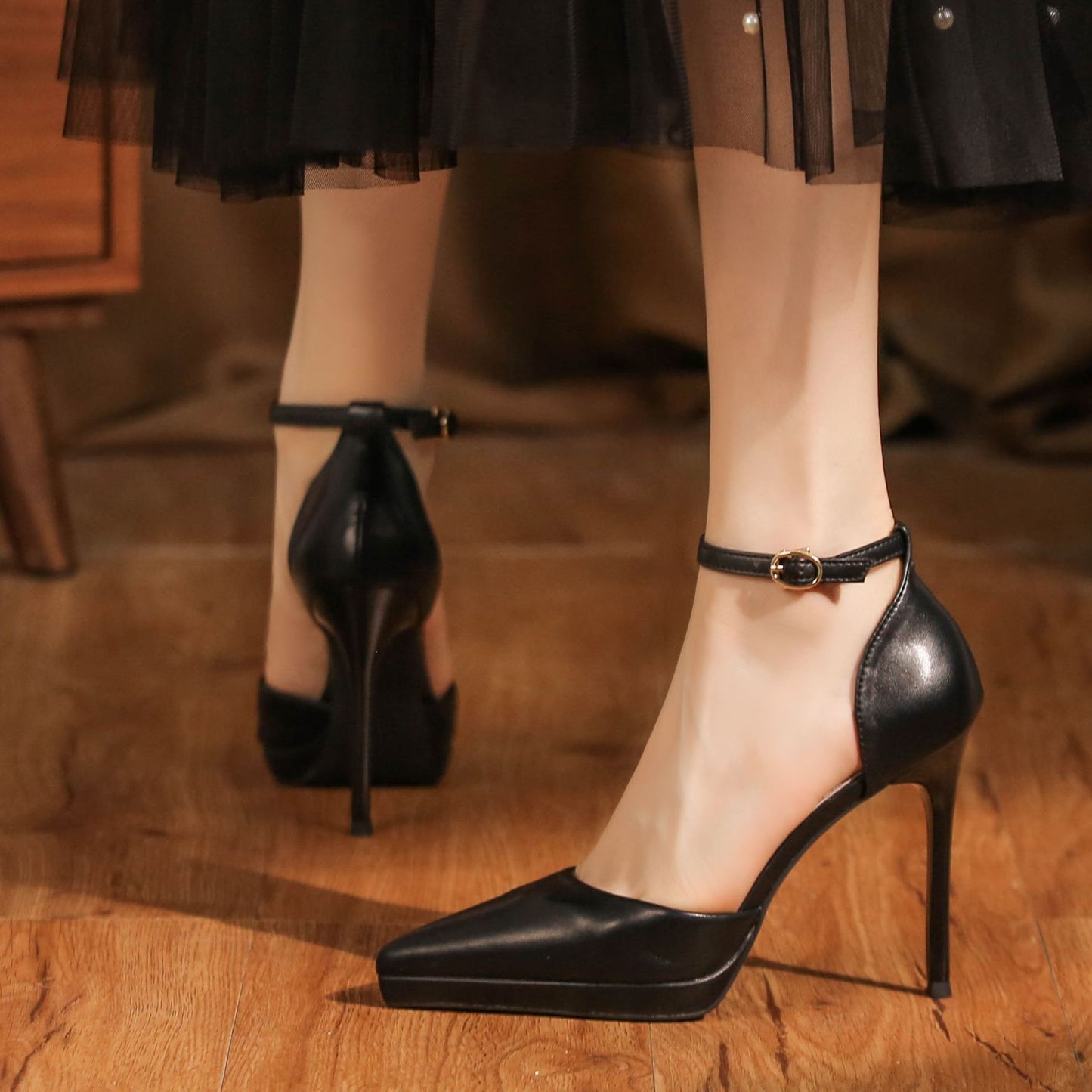 Stilettos aus Leder mit Knöchelriemen