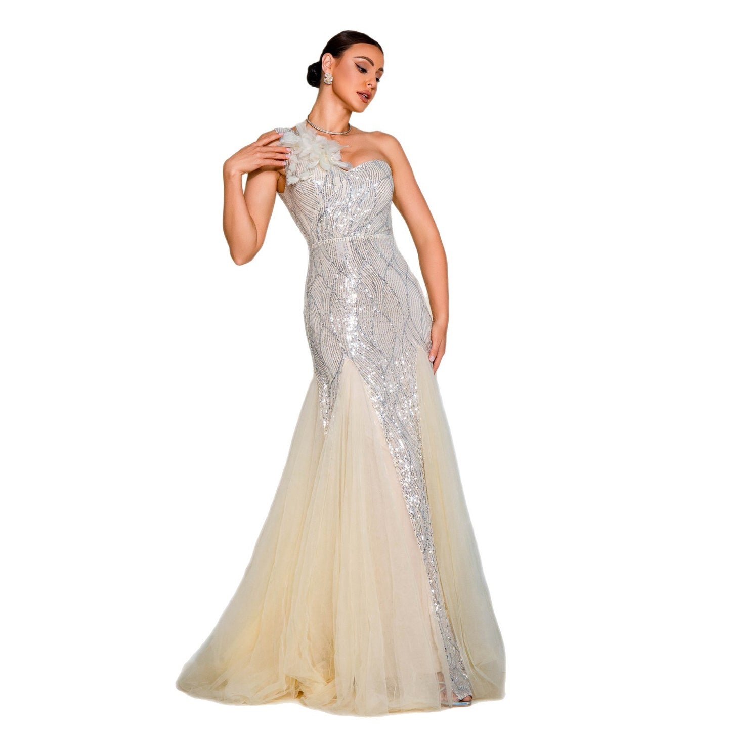 Abendkleid im Slim-Fit mit One-Shoulder-Träger, diagonalem Kragen, Pailletten und Schlitz
