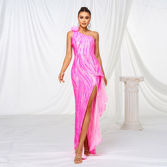Abendkleid mit One-Shoulder-Träger, diagonalem Kragen, Pailletten und Schlitz