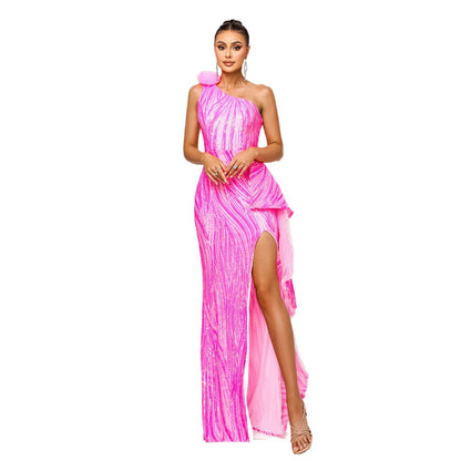 Abendkleid mit One-Shoulder-Träger, diagonalem Kragen, Pailletten und Schlitz