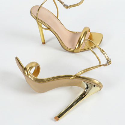Sommer-Sandalen mit Knöchelriemen und Stilettos und superhohem Absatz