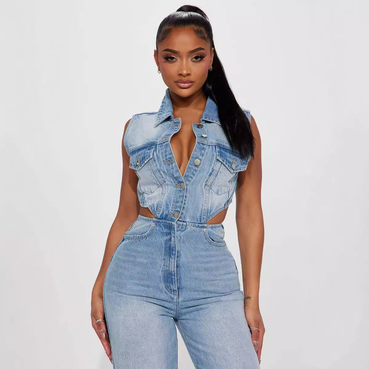 Schmaler Jumpsuit aus elastischem, gewaschenem Denim. Gerader, lockerer Jumpsuit