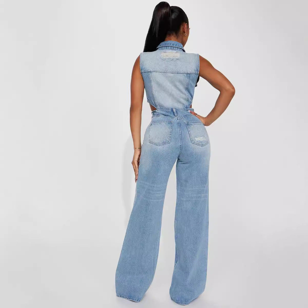 Schmaler Jumpsuit aus elastischem, gewaschenem Denim. Gerader, lockerer Jumpsuit