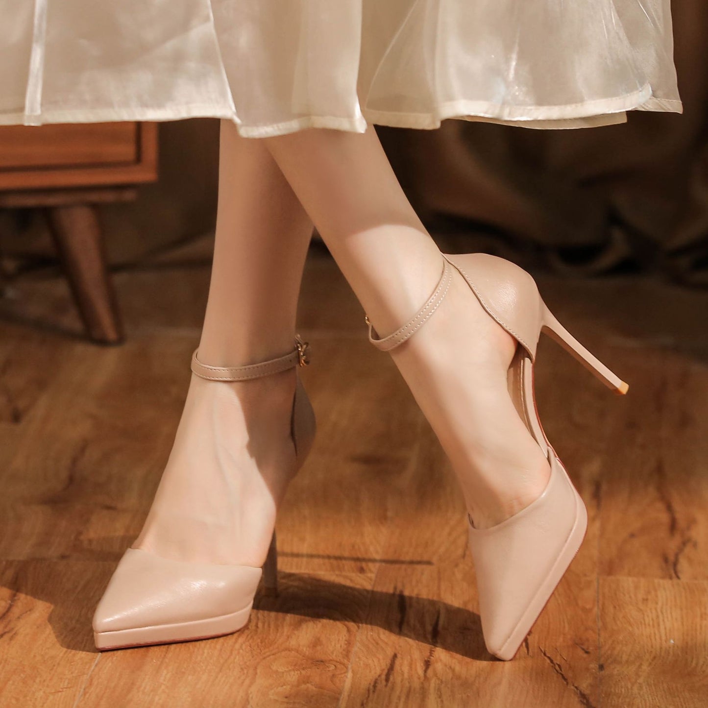 Stilettos aus Leder mit Knöchelriemen