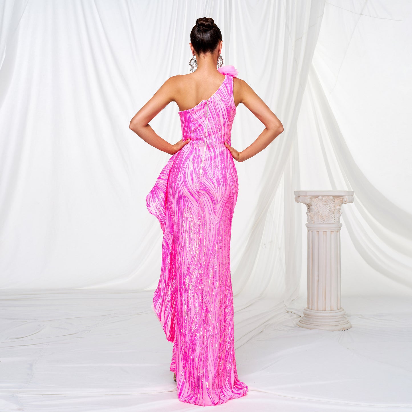 Abendkleid mit One-Shoulder-Träger, diagonalem Kragen, Pailletten und Schlitz