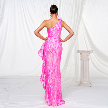 Abendkleid mit One-Shoulder-Träger, diagonalem Kragen, Pailletten und Schlitz